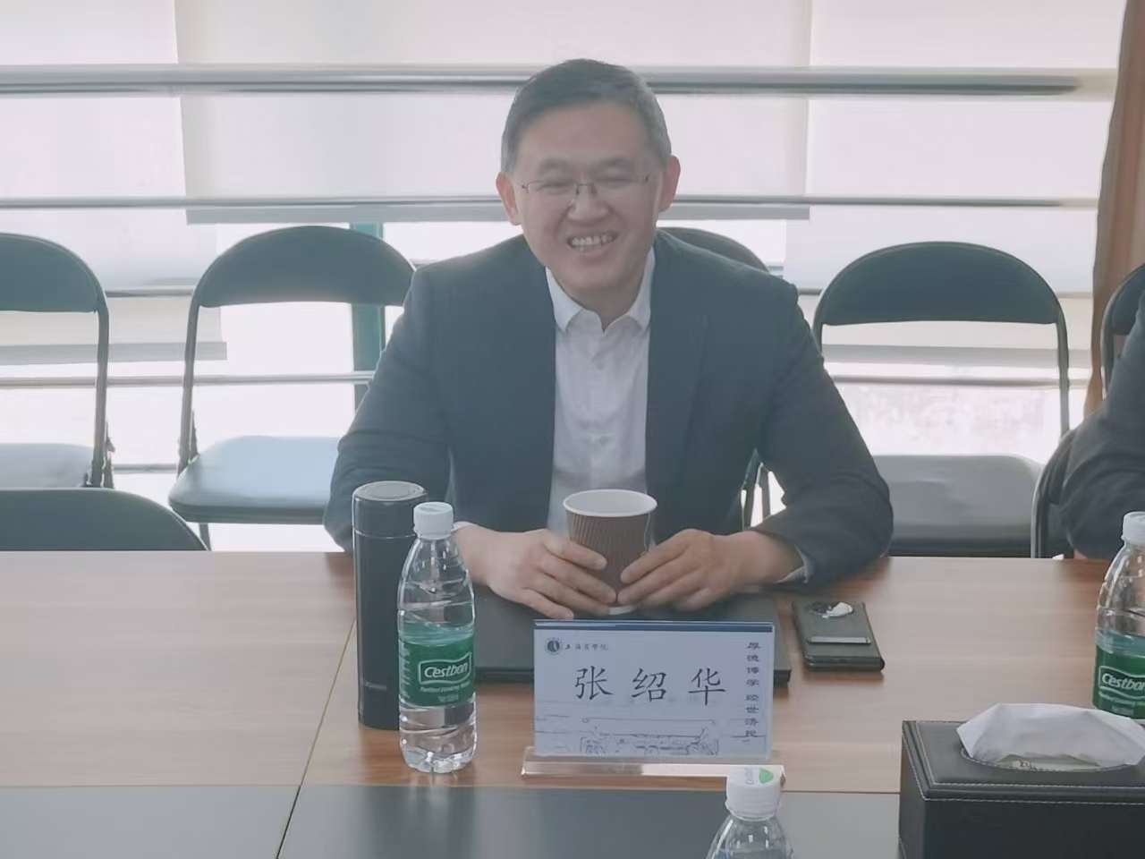 張紹華副校長(zhǎng)調(diào)研上海商學(xué)院工商管理學(xué)院 AI 融合數(shù)字交叉專題研究